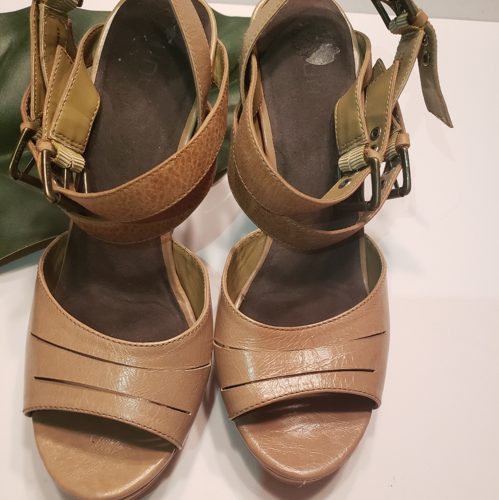 Auri Italian leather round toe wedges size 6.5